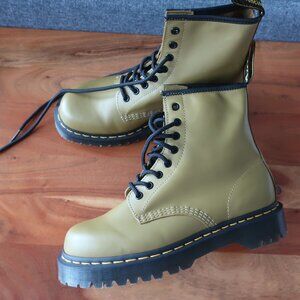 Dr. Martens Airwair Smooth Leather Combat Boots Iconic Grunge Edgy US 8M/9W